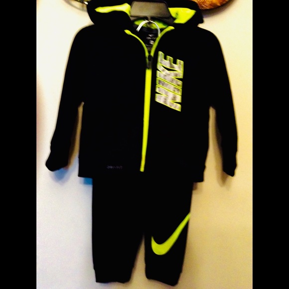 NIKE   DriFit   Toddler    Activewear  Outfit - Picture 3 of 8